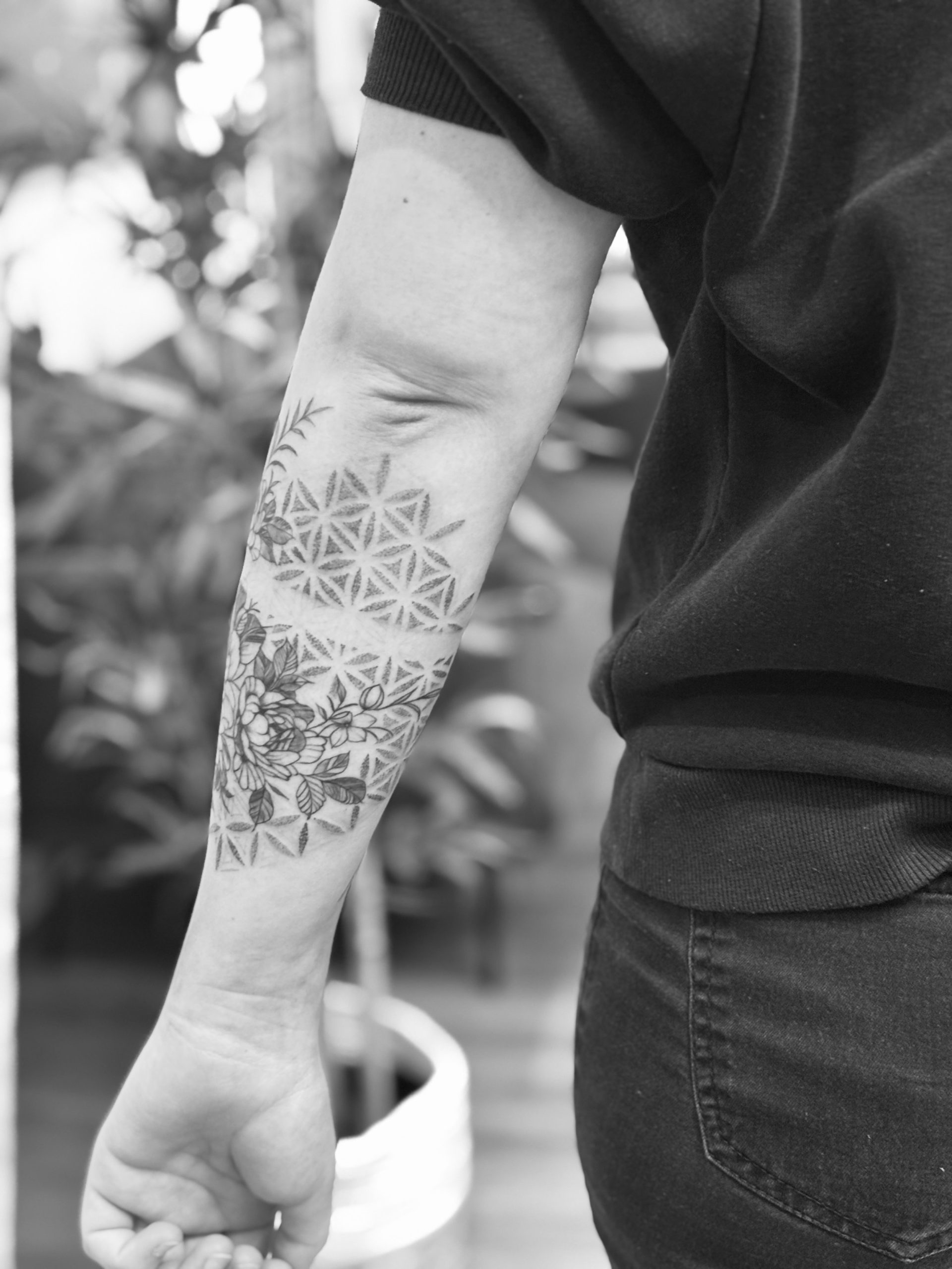 Tattoo: Alice Blume Dotwork