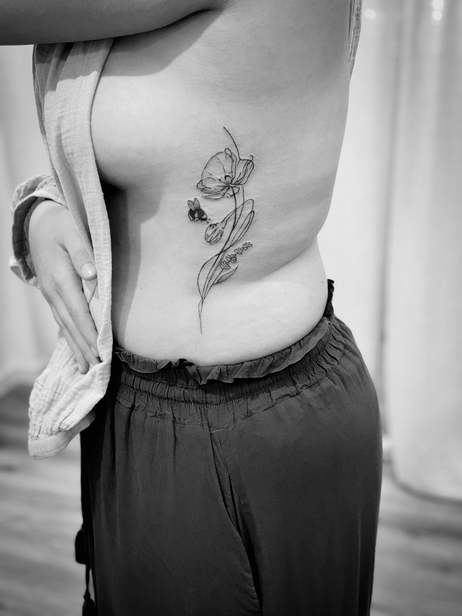 Tattoo: BLume Rippe Hummel