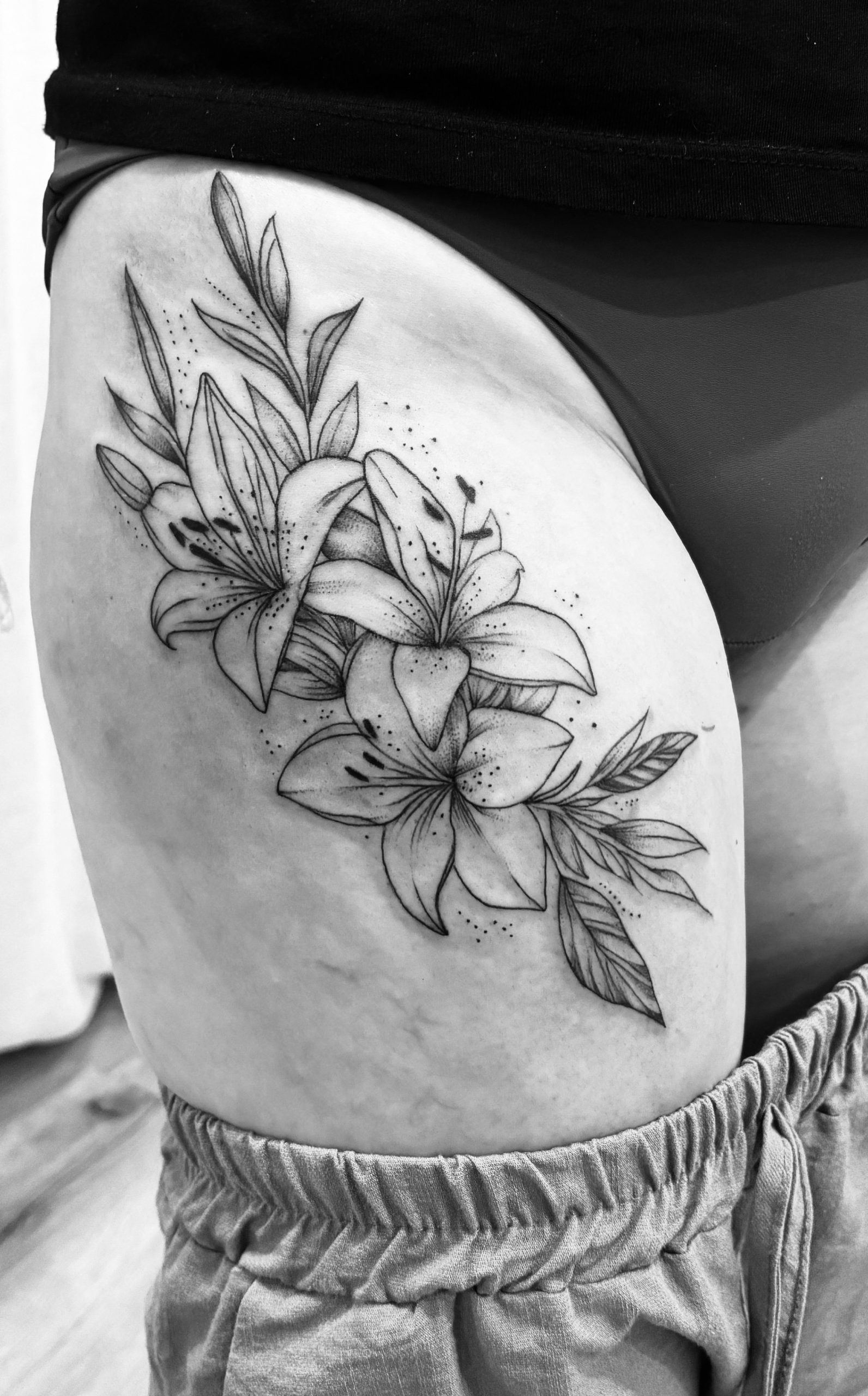 Tattoo: Lilien Schenkel