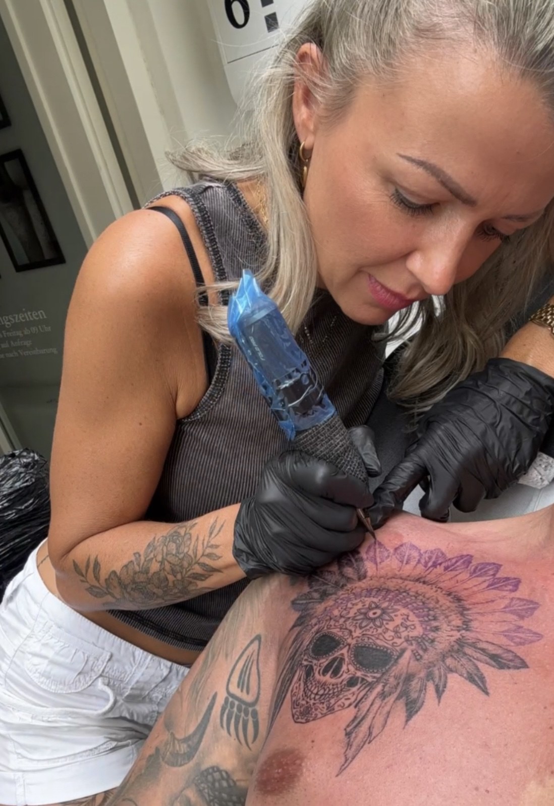 Susann Hänig bei der Arbeit an einem Brust-Tattoo