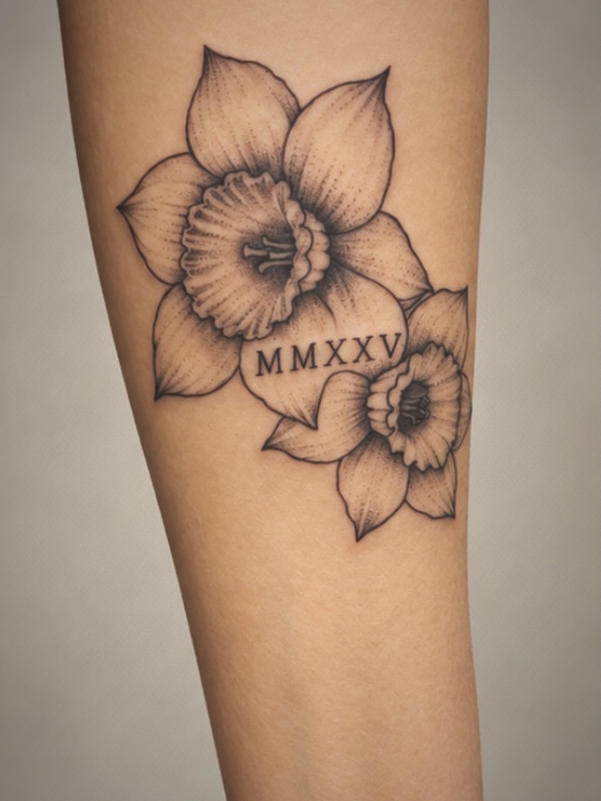 Zwei Tattoos, zwei Geschichten – und ganz viel Liebe. 🤍

Die Narzissen stehen als Geburtsblumen ihres Sohnes. 
